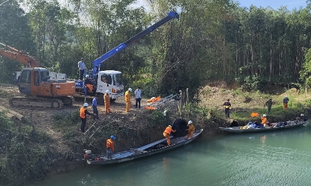 Hành trình đưa điện tới vùng lõm bản Nước Đắng, Quảng Trị. Ảnh: EVN.