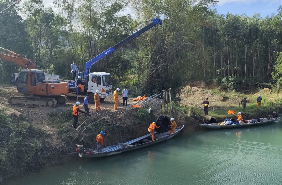 Hành trình đưa điện tới vùng lõm bản Nước Đắng, Quảng Trị. Ảnh: EVN.