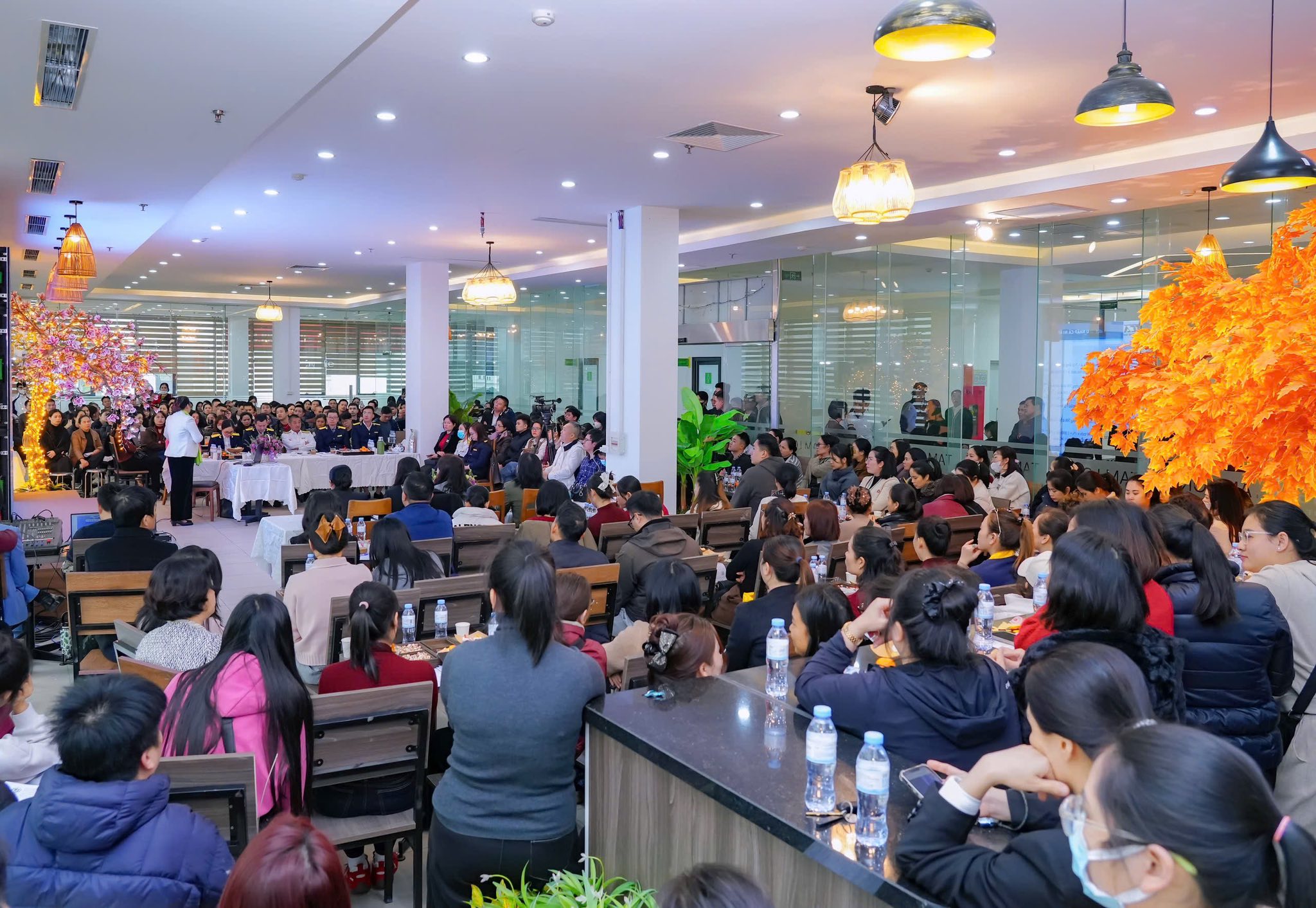 Hàng trăm hộ kinh doanh tại Khu chợ Tuấn Dung, xã Ninh Hiệp, TP. Hà Nội chia sẻ băn khoăn với cơ quan thuế và các chuyên gia.