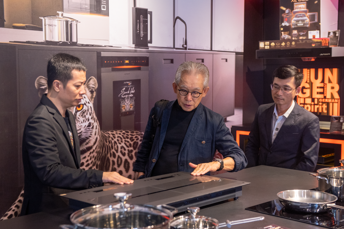 Chuyên gia Simon Ong đánh giá cao thiết kế gãy gọn, công năng và triết lý thiết kế được thể hiện sắc sảo trong từng chi tiết của Junger JG.