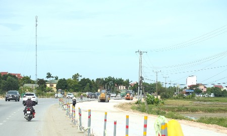 Dự án cải tạo, mở rộng quốc lộ 46 đoạn Vinh - Nam Đàn, tỉnh Nghệ An. Ảnh: Thu Hiền