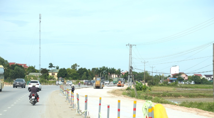 Dự án cải tạo, mở rộng quốc lộ 46 đoạn Vinh - Nam Đàn, tỉnh Nghệ An. Ảnh: Thu Hiền