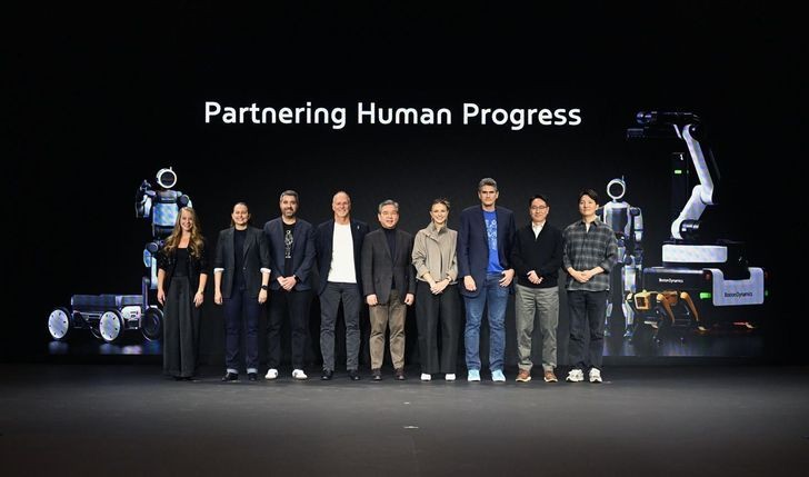Phó Chủ tịch Hyundai Motor Group Chang Jae-hoon (giữa) chụp ảnh cùng CEO Boston Dynamics Robert Playter (thứ tư từ trái sang) và các lãnh đạo khác của hai bên sau sự kiện truyền thông tại CES 2026 ở Mandalay Bay, Las Vegas. Ảnh: Hyundai Motor Group.