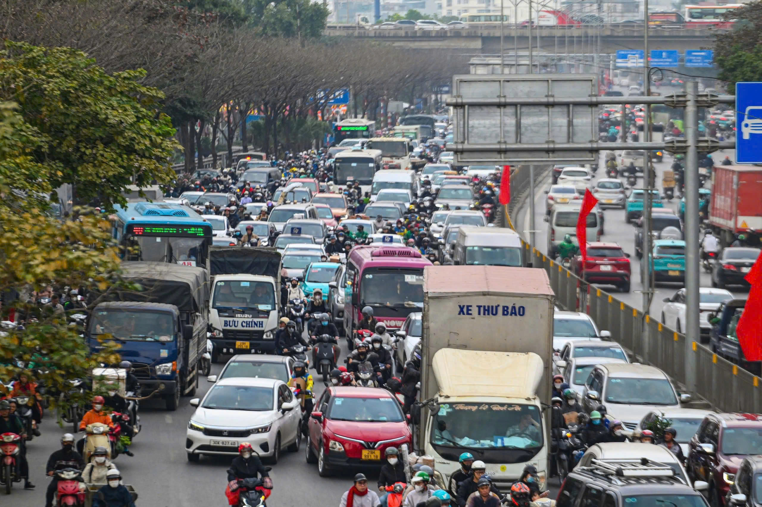 Hà Nội siết hoạt động của nhiều phương tiện giao thông đường bộ trong giờ cao điểm