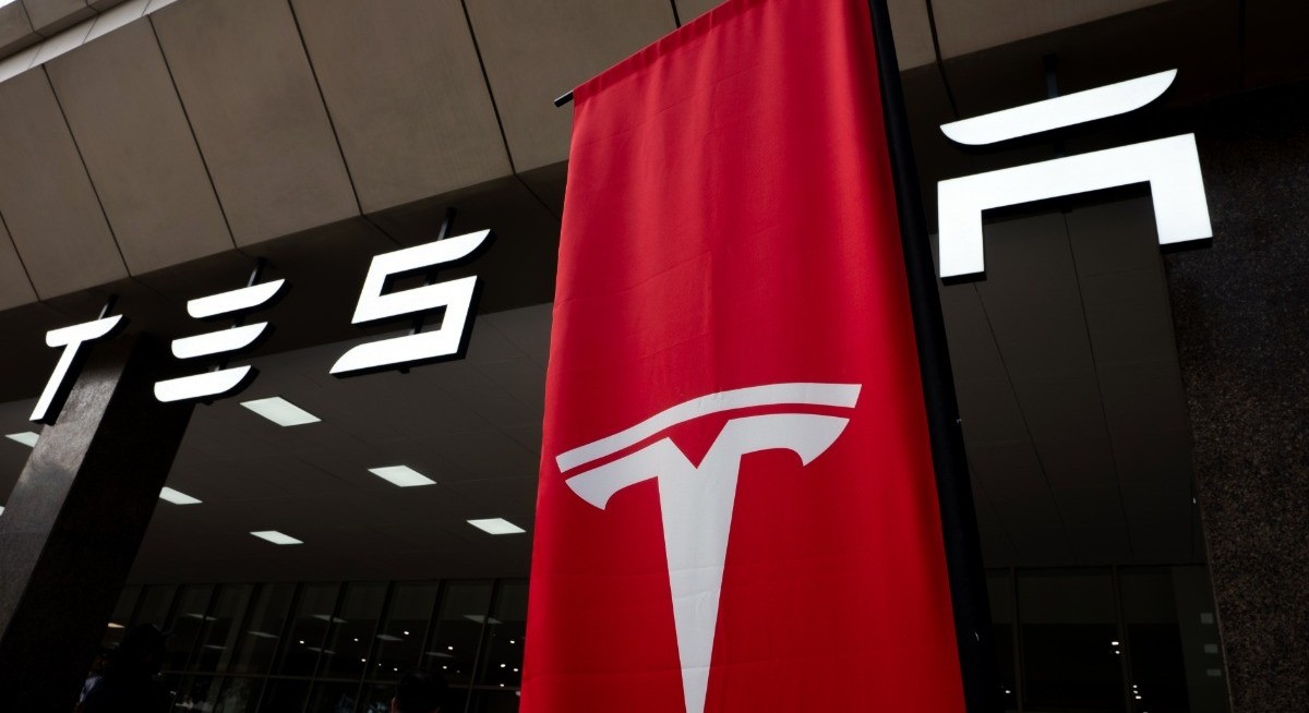 <i>Phố Wall ngày càng hoài nghi về triển vọng doanh số của Tesla trong năm 2026. Hai năm trước, các nhà phân tích dự đoán Tesla sẽ giao hơn 3 triệu xe. Ước tính trung bình đã giảm mạnh xuống còn khoảng 1,8 triệu.</i>