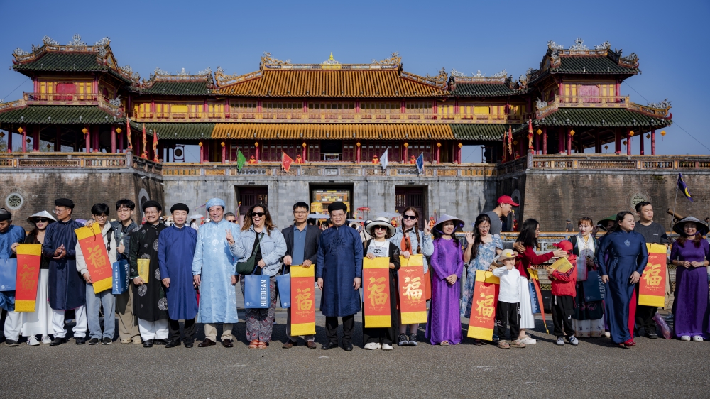 Các lãnh đạo thành phố Huế đón và tặng quà những du khách đầu tiên đến Huế năm 2026.