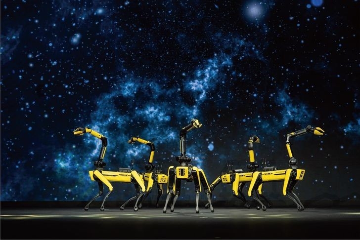 Các robot bốn chân Spot của Boston Dynamics biểu diễn trên sân khấu trong sự kiện truyền thông của Hyundai Motor Group tại triển lãm CES năm nay ở Las Vegas. Ảnh: Hyundai Motor Group.