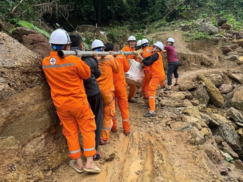 CBCNV EVN trực tiếp đưa vật tư, thiết bị, men theo vách núi hiểm trở để đưa điện về vùng sâu. Ảnh: EVN.