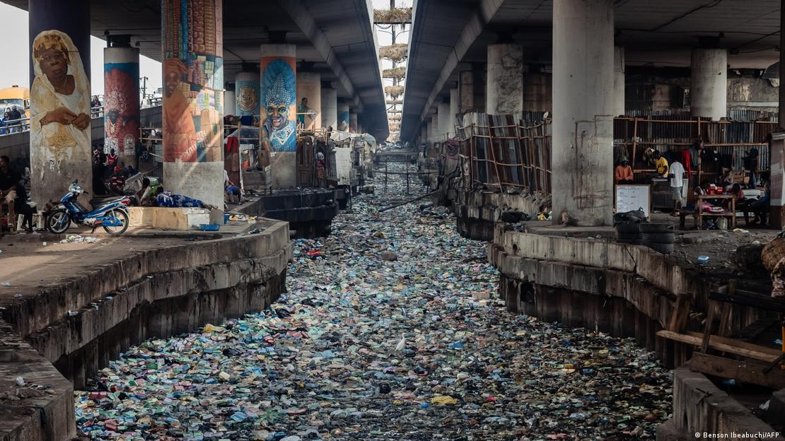 Tháng 7/2025, nhựa dùng một lần bị cấm tại Lagos - thành phố đông dân nhất Nigeria. Tuy nhiên, người dân cho rằng việc thực thi lỏng lẻo và thiếu các lựa chọn thay thế đã khiến lệnh cấm. Ảnh: Benson Ibeabuchi/AFP