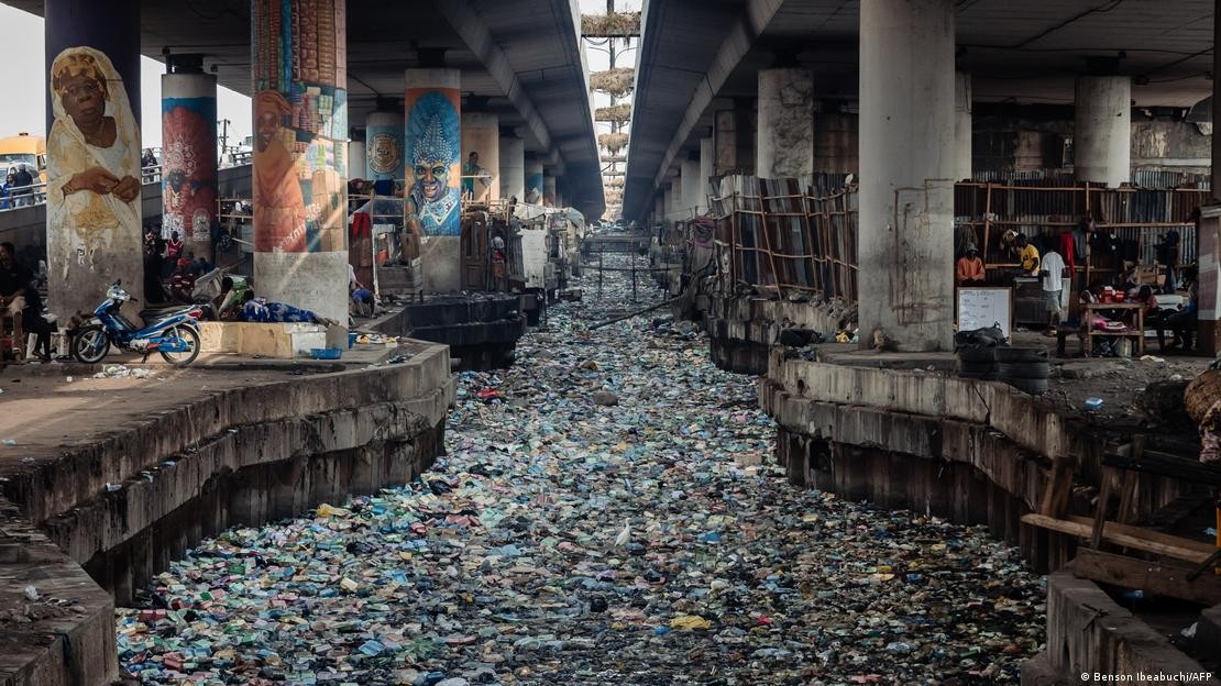 Tháng 7/2025, nhựa dùng một lần bị cấm tại Lagos - thành phố đông dân nhất Nigeria. Tuy nhiên, người dân cho rằng việc thực thi lỏng lẻo và thiếu các lựa chọn thay thế đã khiến lệnh cấm. Ảnh: Benson Ibeabuchi/AFP