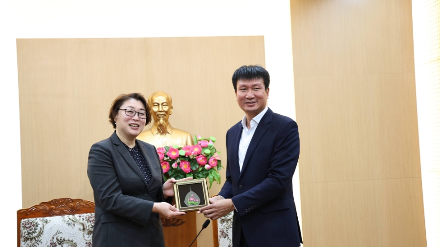 Ông Trần Huy Tuấn, Chủ tịch UBND tỉnh Ninh Bình tặng quà lưu niệm cho bà Sayaka Arai, Tổng Giám đốc Công ty Honda Việt Nam.