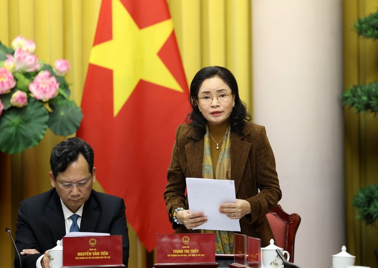 Thứ trưởng Bộ Văn hóa Thể thao và Du lịch Trịnh Thị Thủy giới thiệu nội dung chính của Luật Báo chí - Ảnh VGP.