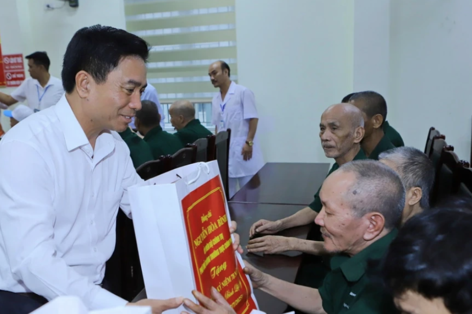 Bí thư Tỉnh ủy Thanh Hoá Nguyễn Doãn Anh tặng quà các thương binh, bệnh binh nhân kỷ niệm 78 năm Ngày Thương binh - Liệt sĩ (27/7/1947 - 27/7/2025).