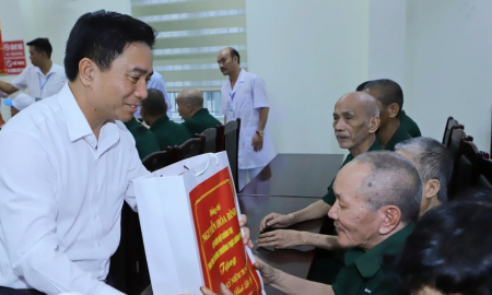 Bí thư Tỉnh ủy Thanh Hoá Nguyễn Doãn Anh tặng quà các thương binh, bệnh binh nhân kỷ niệm 78 năm Ngày Thương binh - Liệt sĩ (27/7/1947 - 27/7/2025).