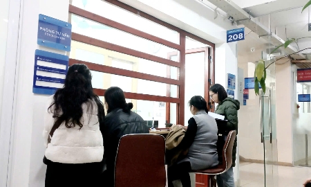 Làm thủ tục đăng ký khám chữa bệnh. Ảnh: Thu Hằng.