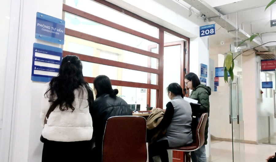 Làm thủ tục đăng ký khám chữa bệnh. Ảnh: Thu Hằng.