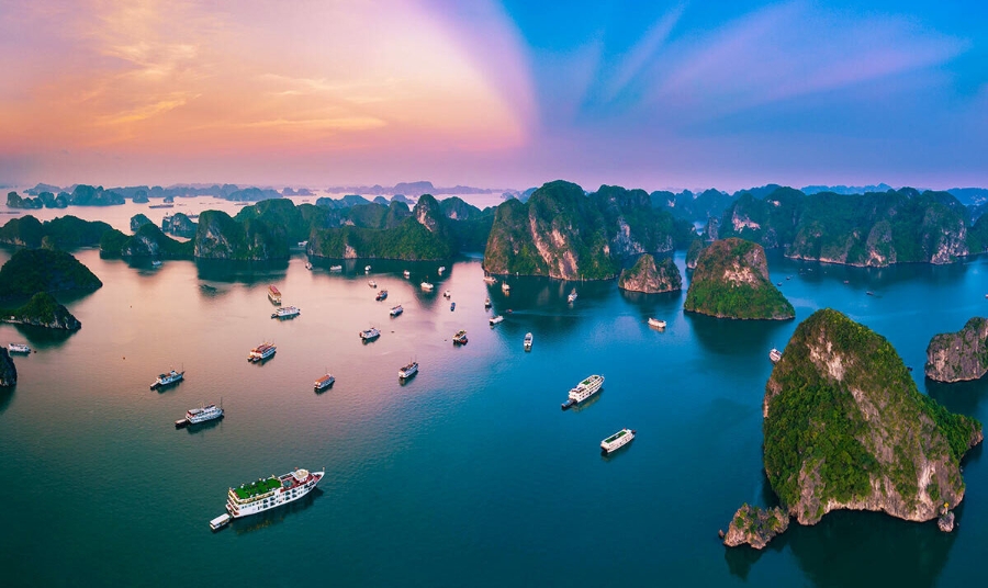 Năm 2025, Quảng Ninh đón khoảng 21,28 triệu lượt khách du lịch, tăng 12% so với năm 2024; doanh thu du lịch đạt trên 57.000 tỷ đồng, tăng 22,46% và đóng góp trên 50% vào tăng trưởng GRDP. 