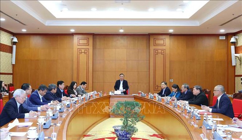 Thường trực Ban Bí thư Trần Cẩm Tú chủ trì làm việc với Văn phòng Trung ương Đảng và các cơ quan liên quan về công tác chuẩn bị Đại hội XIV. Ảnh: TTXVN