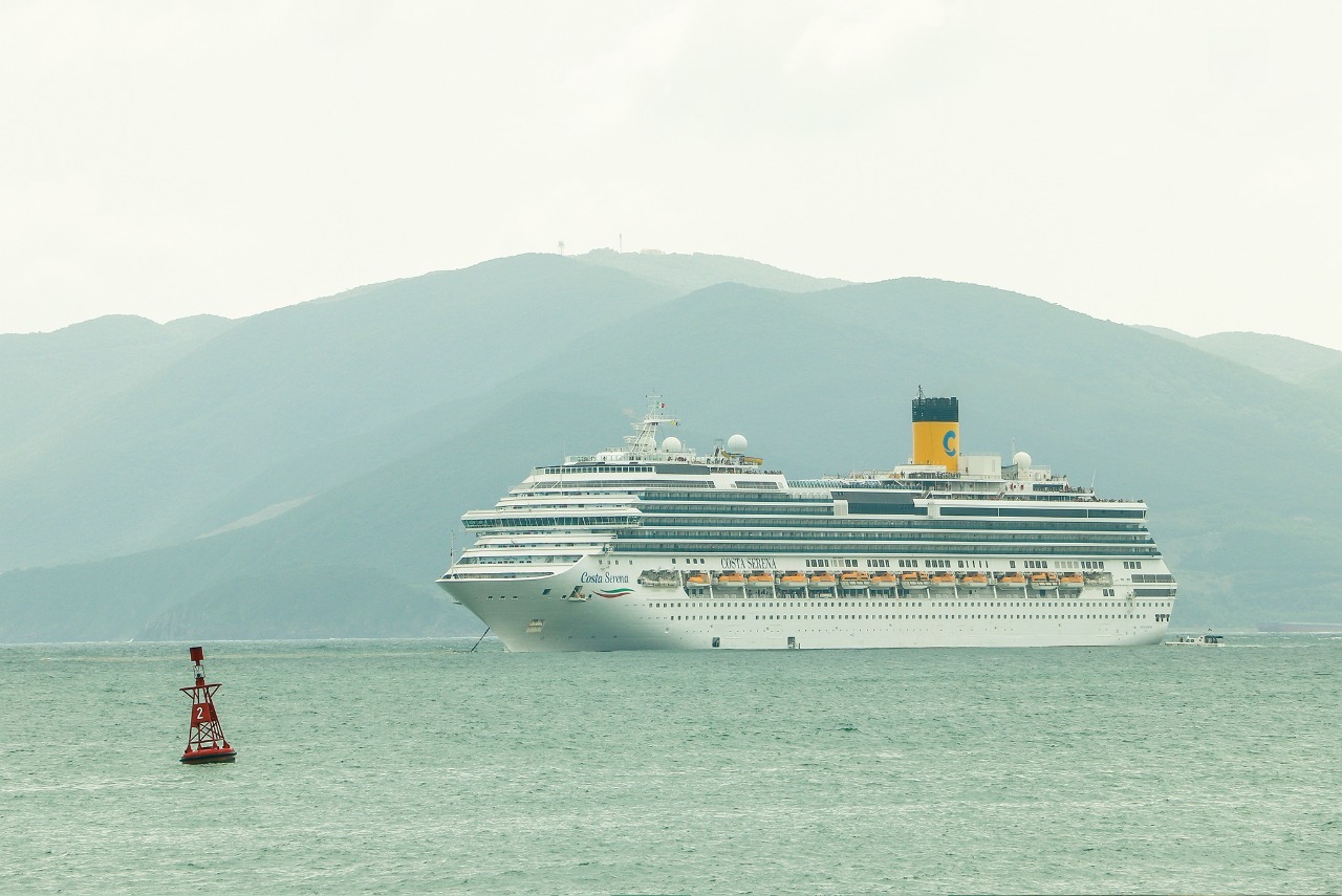 Tàu biển quốc tế Costa Serena "xông đất" Nha Trang.