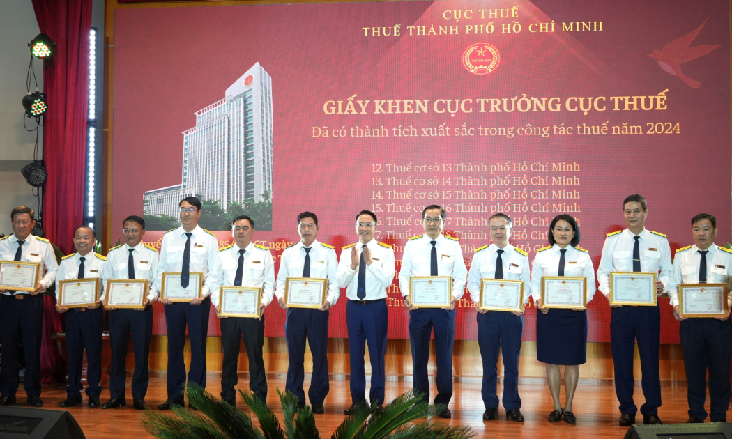Phó Cục trưởng Cục Thuế Mai Sơn trao tặng Giấy khen của Cục Thuế cho các tập thể có thành tích xuất sắc - Ảnh: Cổng thông tin điện tử TP. Hồ Chí Minh.