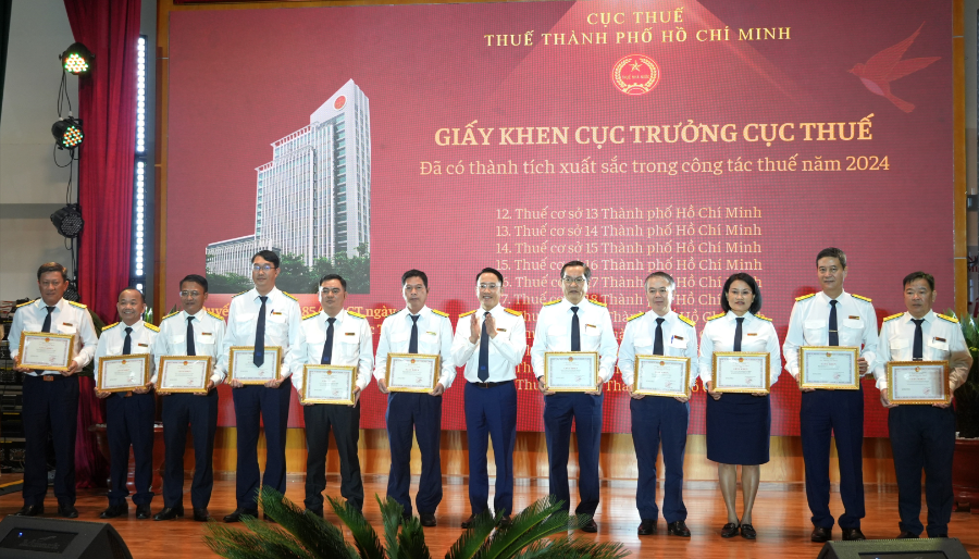 Phó Cục trưởng Cục Thuế Mai Sơn trao tặng Giấy khen của Cục Thuế cho các tập thể có thành tích xuất sắc - Ảnh: Cổng thông tin điện tử TP. Hồ Chí Minh.