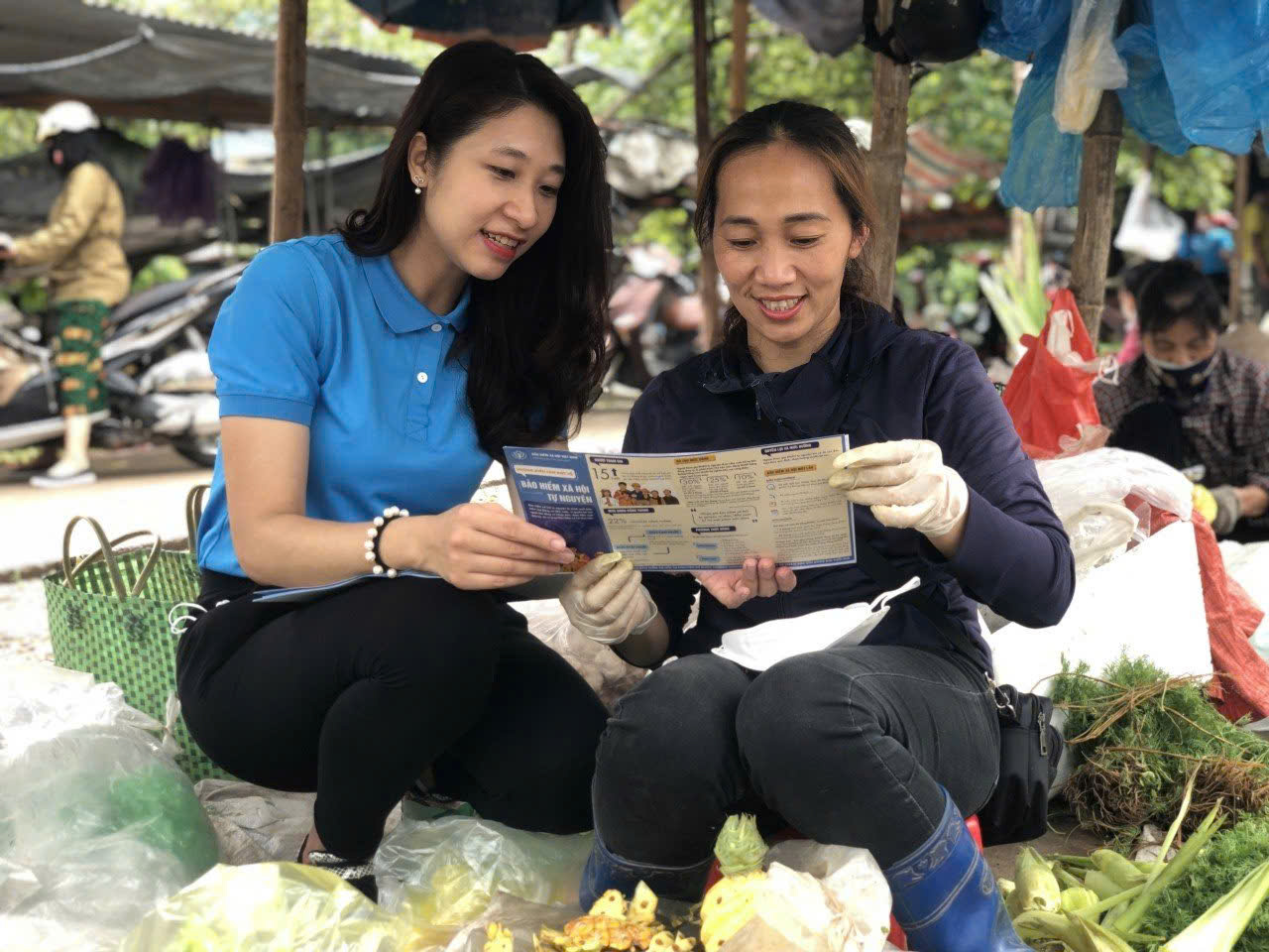 Thông tin về chính sách bảo hiểm xã hội tự nguyện đến người tham gia. Ảnh: Duy Nguyễn.