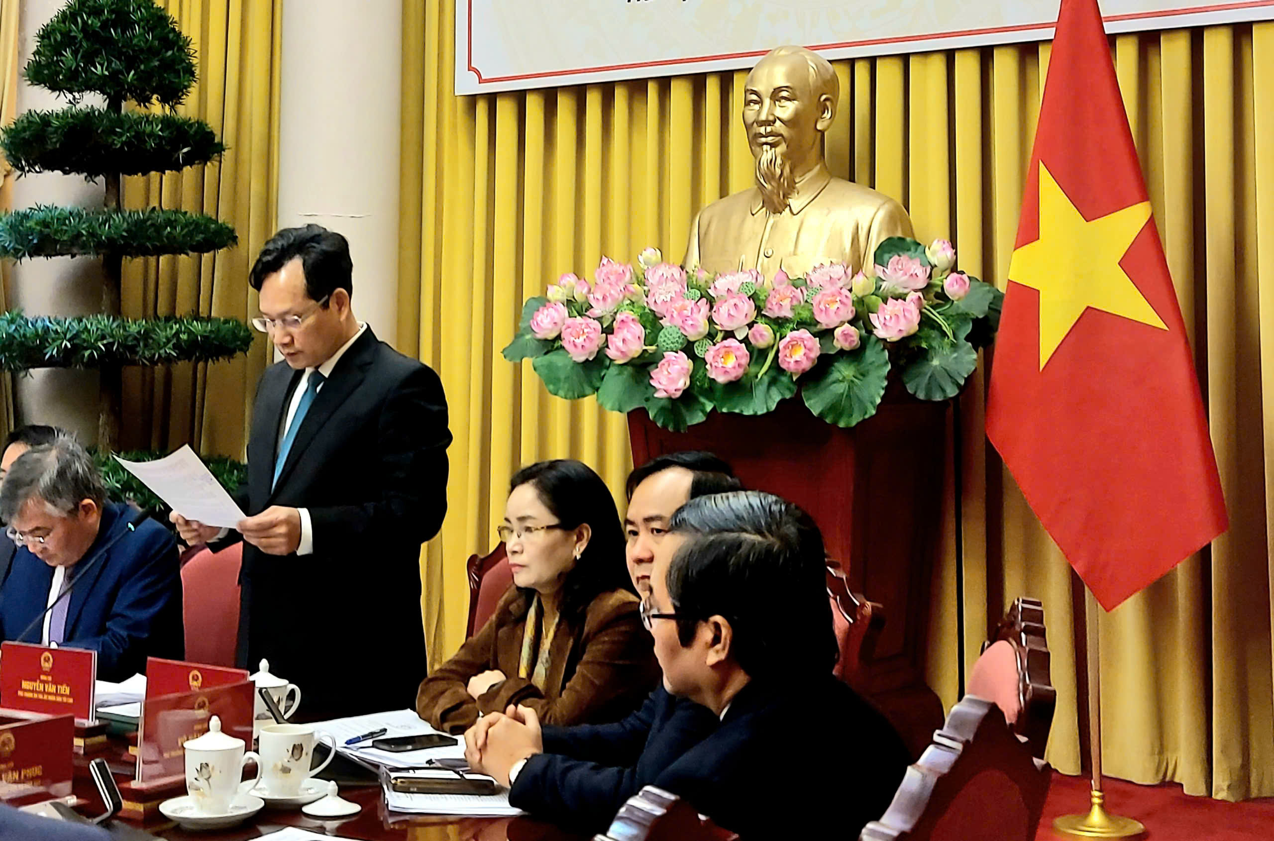 Phó Chánh án Tòa án nhân dân tối cao Nguyễn Văn Tiến trả lời họp báo.