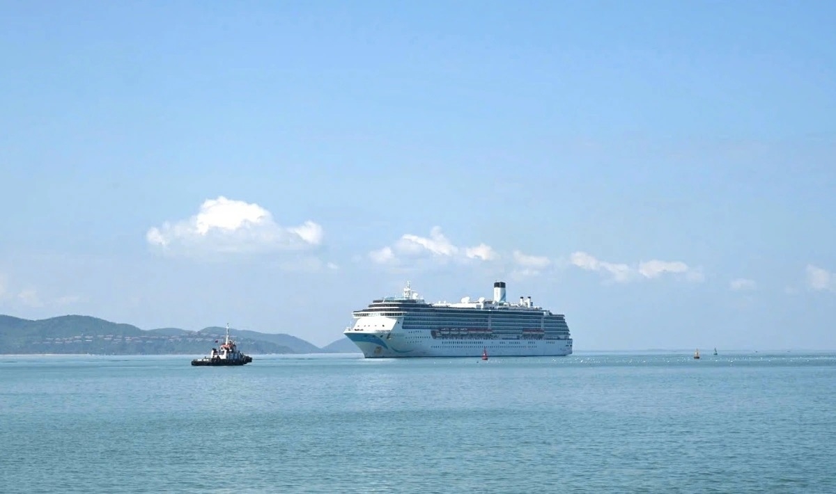 Tàu du lịch Adora Mediterranea cập cảnh Chân Mây trưa ngày 1/1.