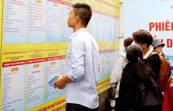 Người lao động tìm hiểu thông tin việc làm. Ảnh: Thu Hằng.