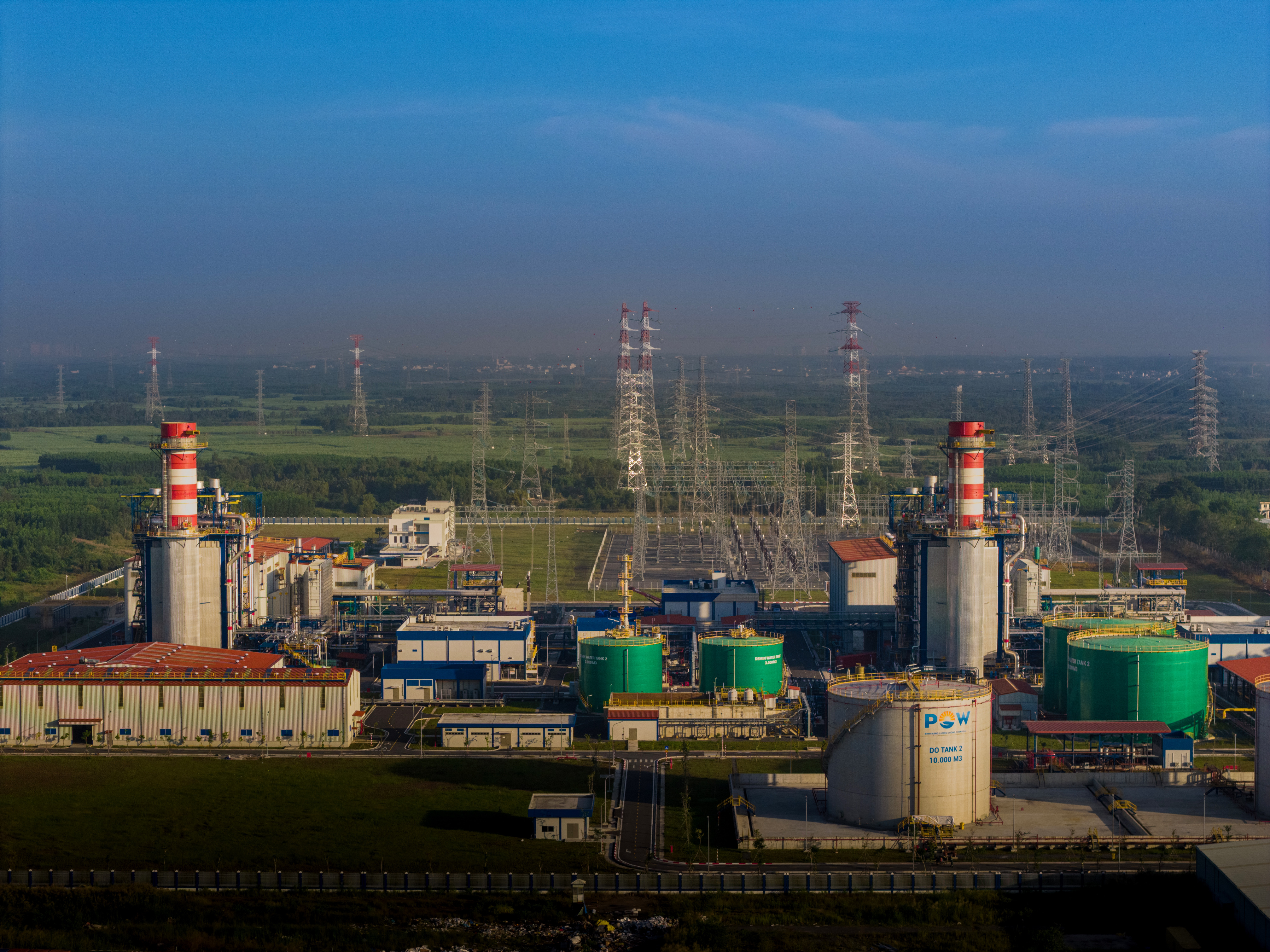 Nhà máy điện Nhơn Trạch 3 và Nhơn Trạch 4 là dự án điện khí tự nhiên hóa lỏng ( LNG) đầu tiên tại Việt Nam đã chính thức vận hành thương mại.