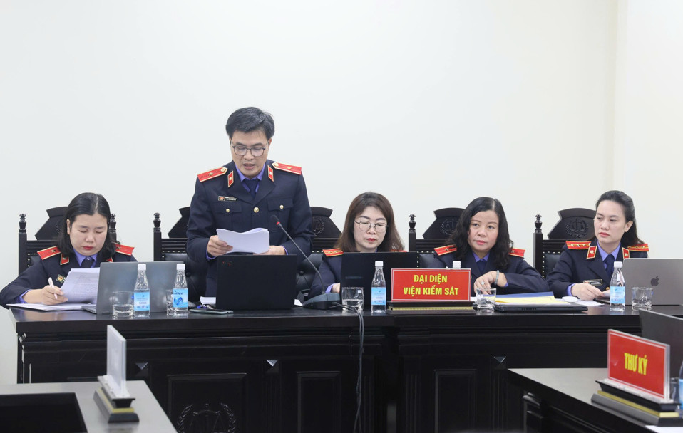 Đại diện Viện kiểm sát giữ quyền công tố tại tòa.