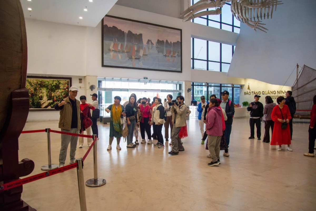 Tàu&nbsp;Celebrity Solstice cập bến Hạ Long, mang theo 3.018 du khách quốc tế cùng 1.222 thành viên thủy thủ đoàn.