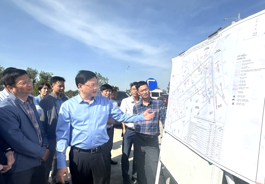 Mới đây, Phó Chủ tịch Thường trực UBND tỉnh Thanh Hoá Mai Xuân Liêm đã đi kiểm tra thực tế về tiến độ triển khai thực hiện Dự án đầu tư xây dựng và kinh doanh kết cấu hạ tầng khu công nghiệp Thăng Long Thanh Hóa.