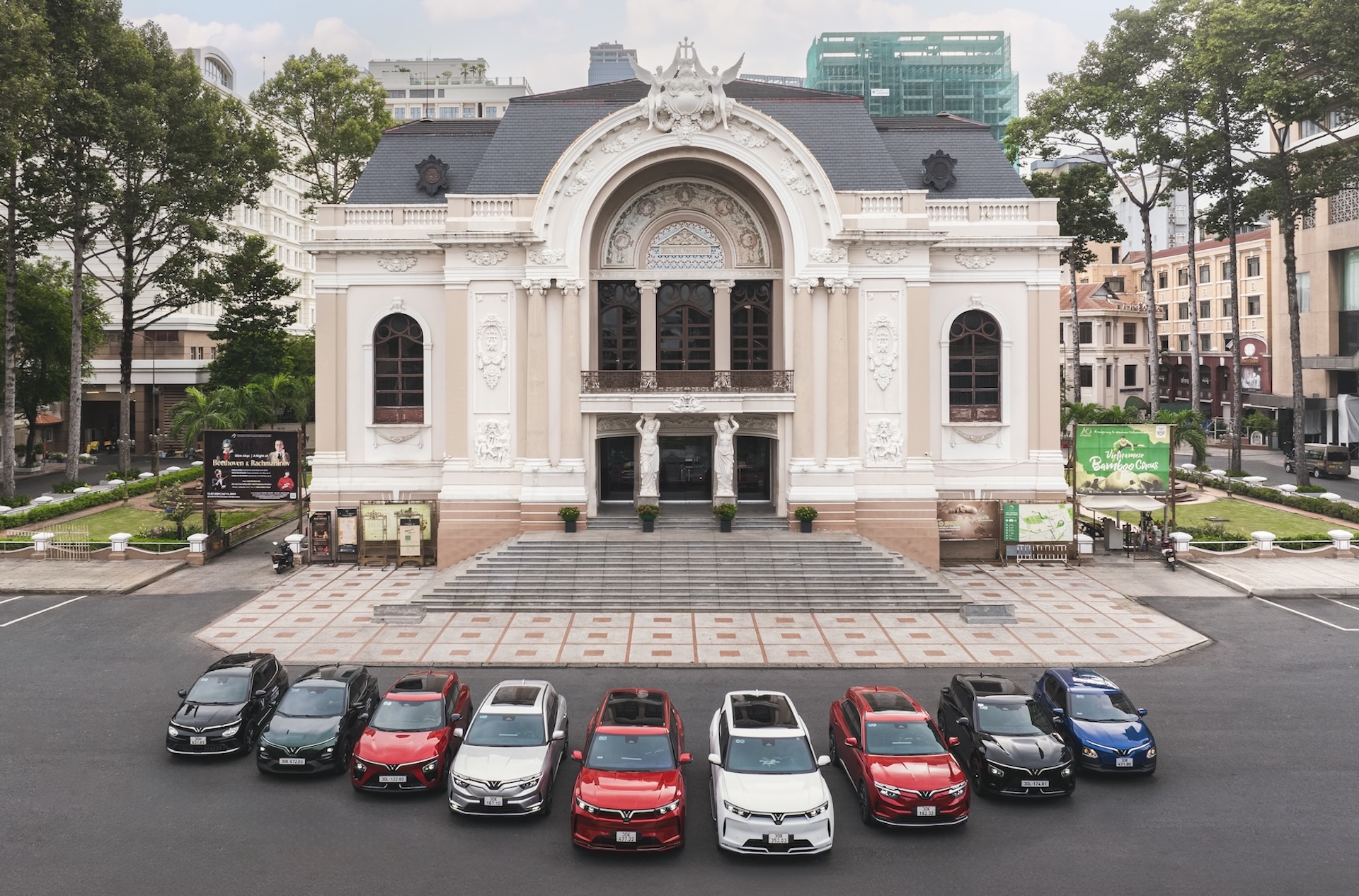 <i>Tiếp nối tinh thần của các chiến dịch “Mãnh liệt Tinh thần Việt Nam” vừa kết thúc vào 31/12/2025, VinFast công bố triển khai chương trình “Mãnh liệt vì tương lai Xanh” năm 2026. Với 3 chính sách hấp dẫn: “mua xe 0 đồng” trả góp, ưu đãi trực tiếp vào giá và miễn phí sạc - đổi pin, VinFast trực tiếp tháo gỡ các rào cản, gia tăng tối đa cơ hội chuyển đổi sang xe điện cho toàn thể khách hàng.</i>