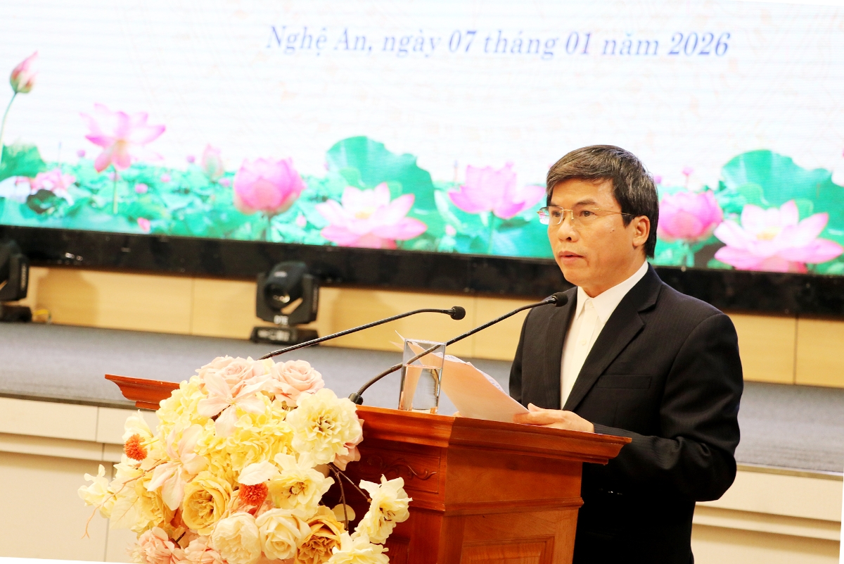 Phó Giám đốc Sở Tài chính Nghệ An Phan Văn Hoan báo cáo tình hình kinh tế - xã hội của tỉnh năm 2025