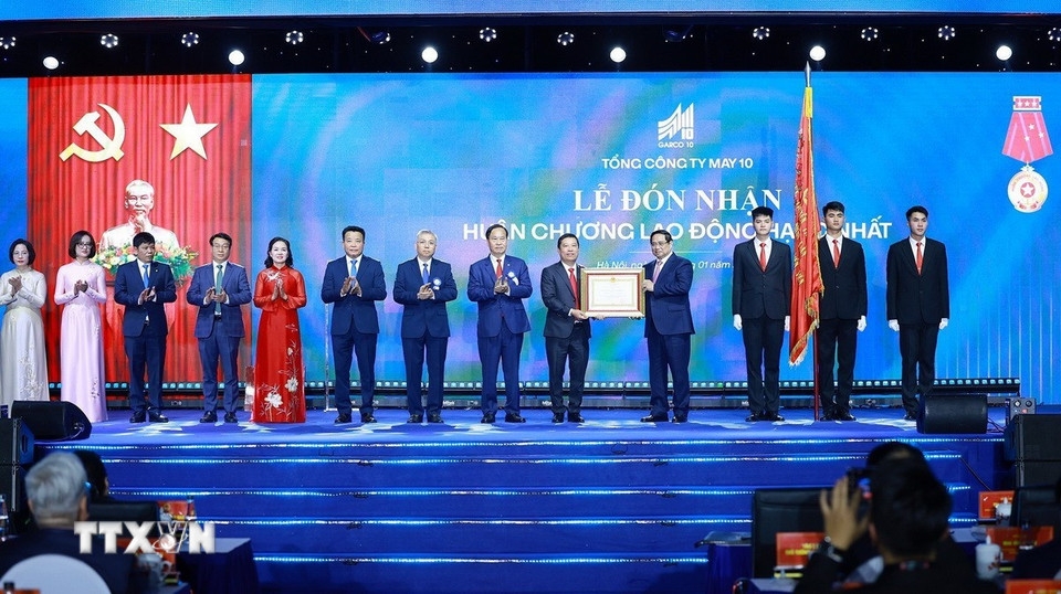 Thủ tướng Phạm Minh Chính trao Huân chương Lao động hạng Nhất cho Tổng Công ty May 10. Ảnh: TTX