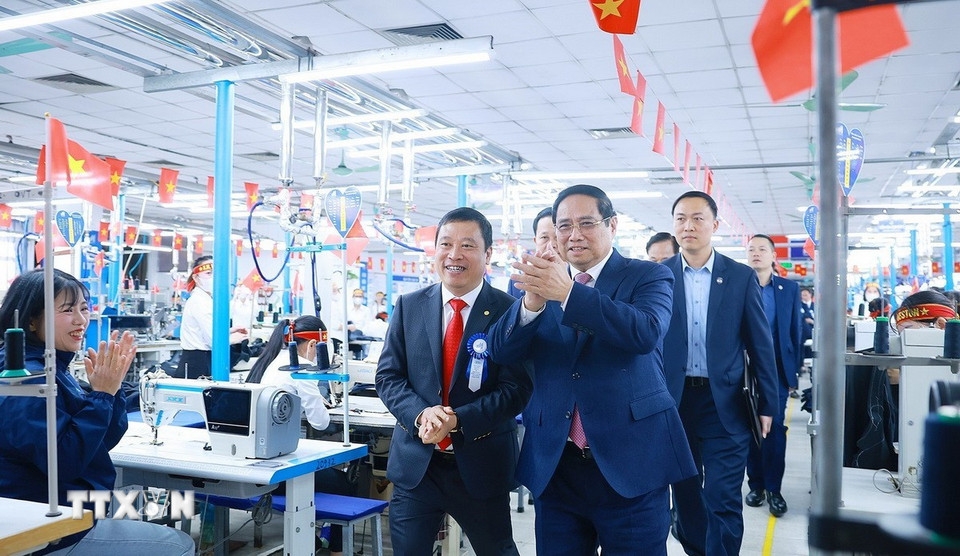 Thủ tướng Phạm Minh Chính thăm xưởng may của Tổng Công ty May 10. Ảnh: TTX