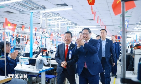 Thủ tướng Phạm Minh Chính thăm xưởng may của Tổng Công ty May 10. Ảnh: TTX