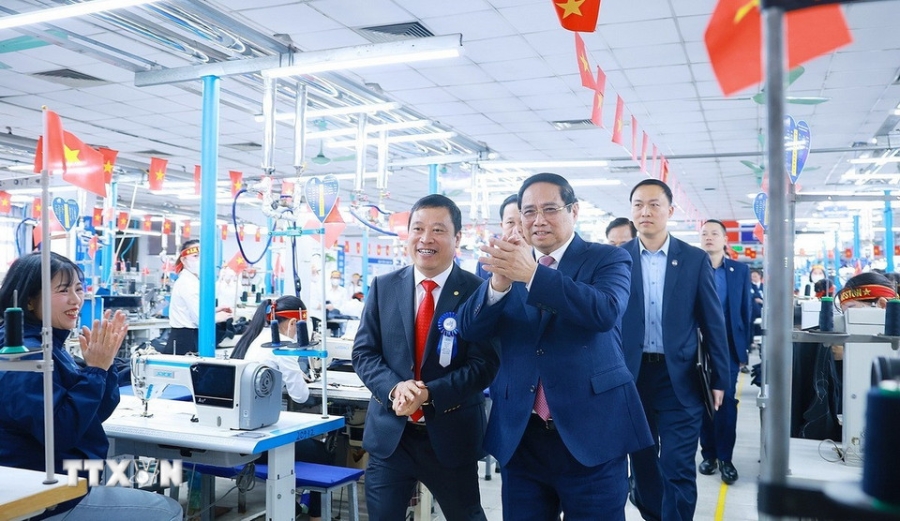Thủ tướng Phạm Minh Chính thăm xưởng may của Tổng Công ty May 10. Ảnh: TTX