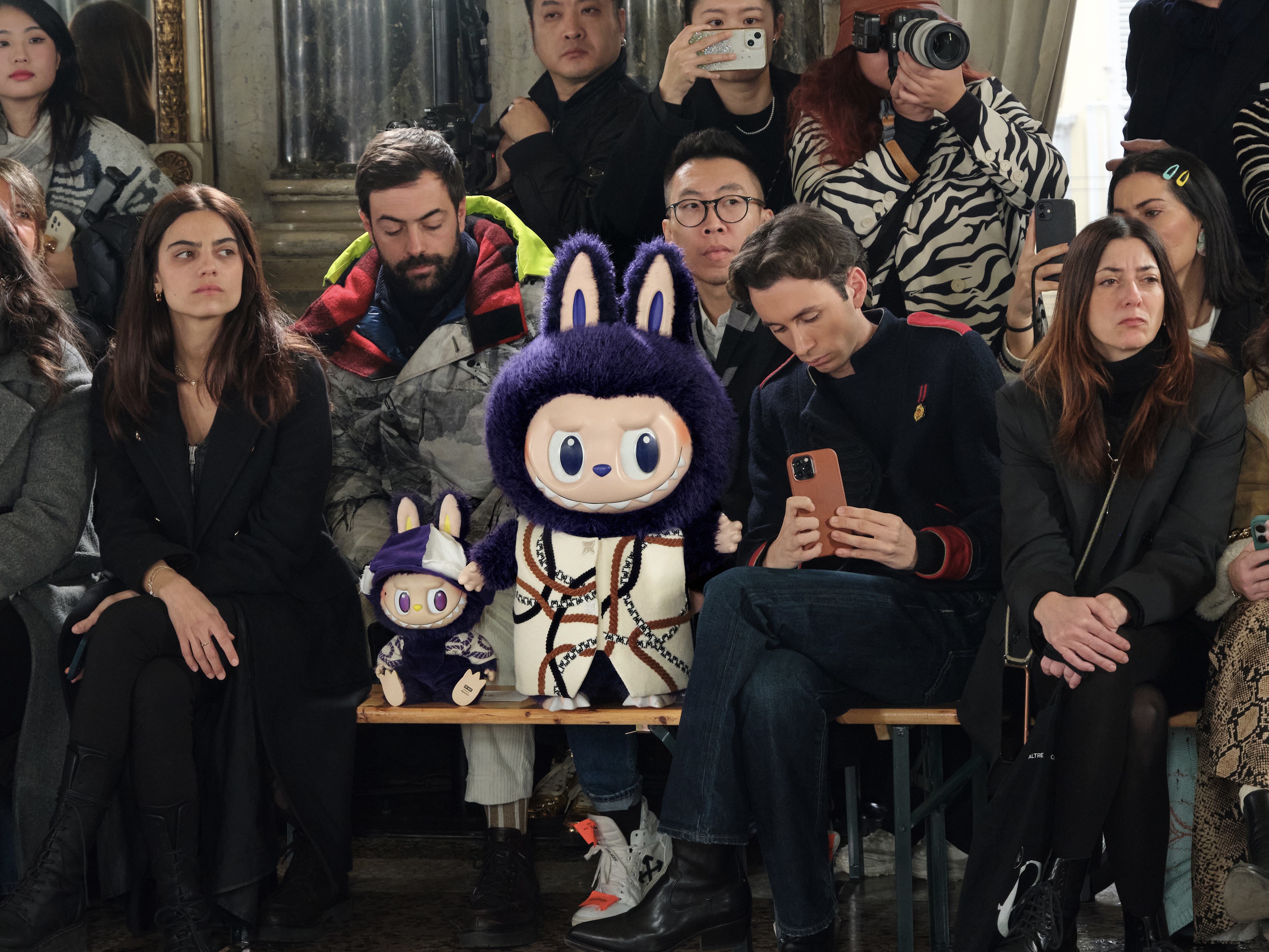 Điểm khác biệt của Pop Mart còn nằm ở việc mỗi nhân vật đều gắn liền với chính nghệ sĩ sáng tạo ra nó. 