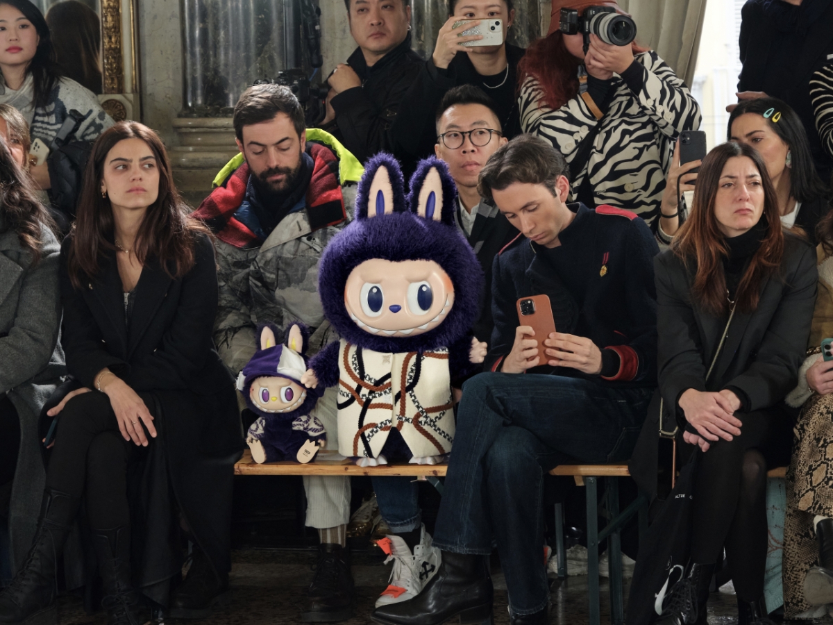 Điểm khác biệt của Pop Mart còn nằm ở việc mỗi nhân vật đều gắn liền với chính nghệ sĩ sáng tạo ra nó.&nbsp;