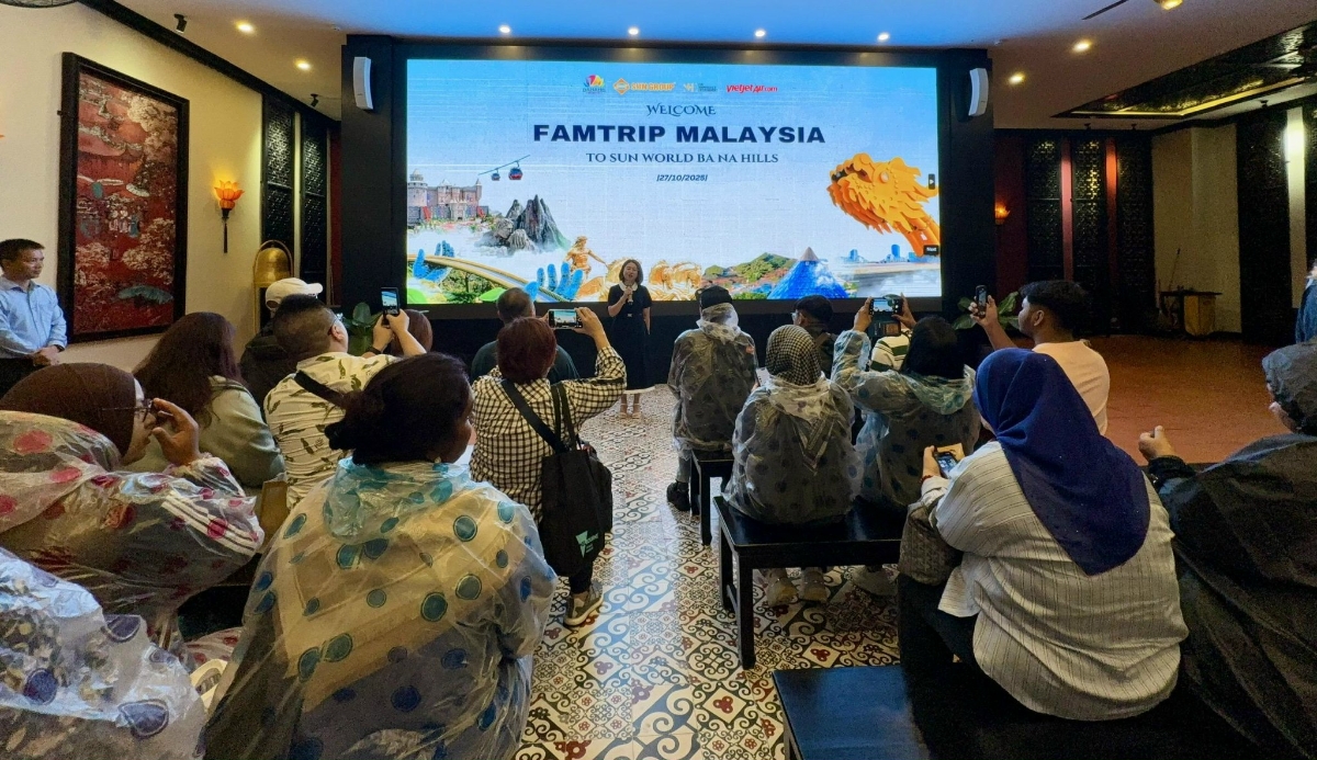 Đoàn Fatrip Malaysia tham quan trải nghiệm tại một cơ sở lưu trú ở Đà Nẵng.