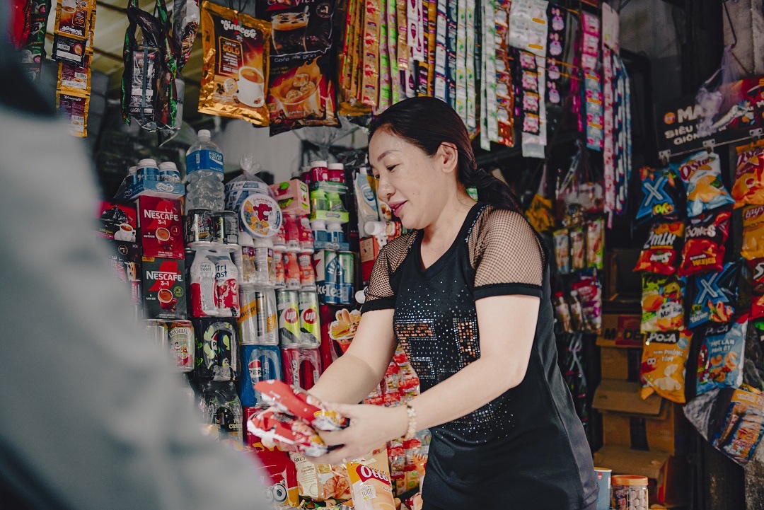 Không khí trước Tết nhộn nhịp nhưng cũng là thời điểm mang đến nhiều áp lực tài chính cho người lao động.