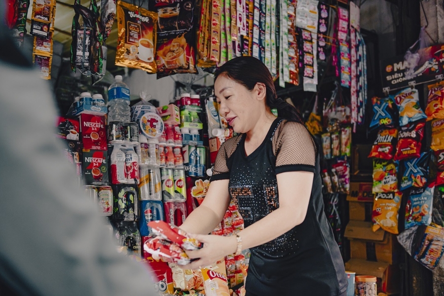 Không khí trước Tết nhộn nhịp nhưng cũng là thời điểm mang đến nhiều áp lực tài chính cho người lao động.