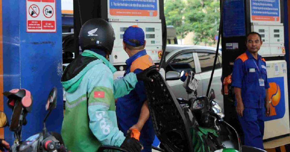 Giá xăng dầu tiếp tục giảm theo đà đi xuống của thị trường thế giới