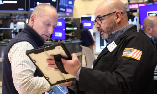 Chứng khoán Mỹ trượt khỏi mức kỷ lục, giá dầu giảm hơn 1%