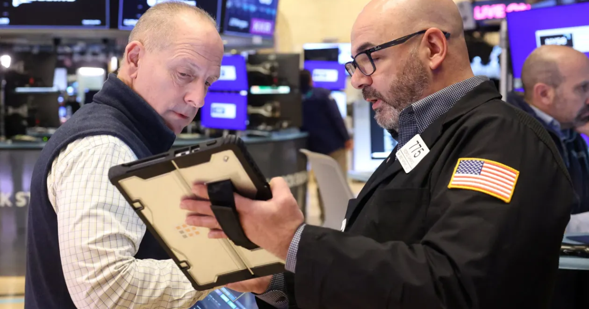 Chứng khoán Mỹ trượt khỏi mức kỷ lục, giá dầu giảm hơn 1%