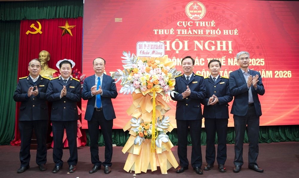 Phó Chủ tịch UBND thành phố Huế Phan Quý Phương tặng hoa chúc mừng ngành Thuế thành phố Huế