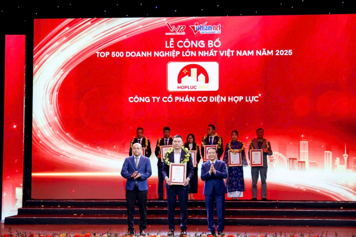 Đại diện Cơ điện Hợp Lực, ông Lương Xuân Tự nhận vinh danh Top 500 doanh nghiệp lớn nhất Việt Nam 2025.