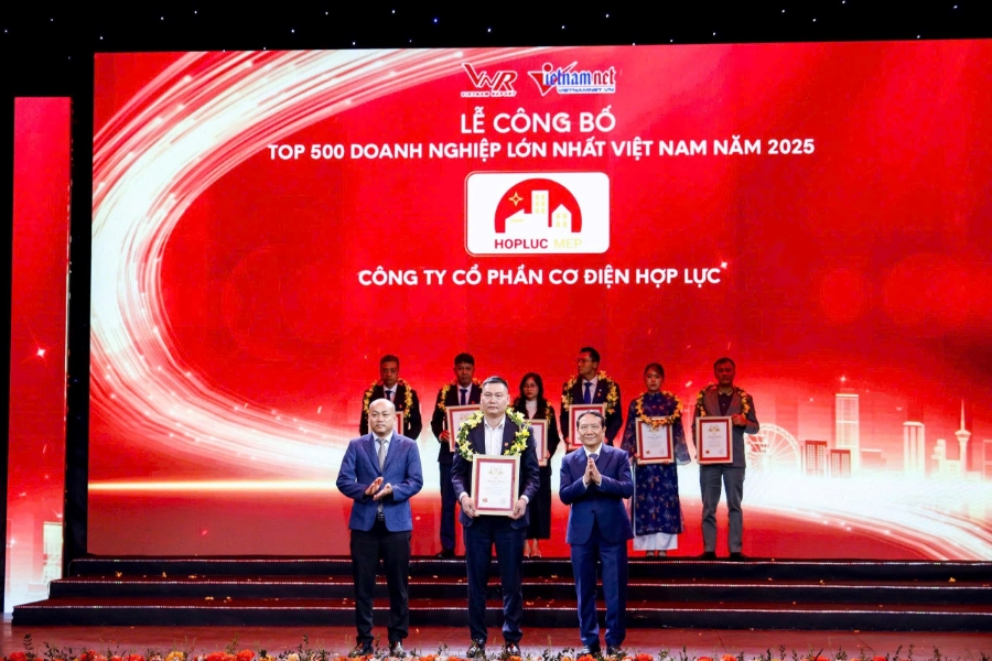 Đại diện Cơ điện Hợp Lực, ông Lương Xuân Tự nhận vinh danh Top 500 doanh nghiệp lớn nhất Việt Nam 2025.